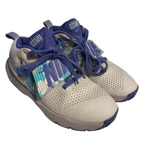 Nike Team Hustle D8 Youth Kids Size 5Y Basketball Shoes Camo